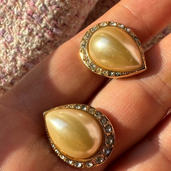 SWAROVSKI crystals and faux pearls tear drop earrings for pierced ears - Picture 6 of 13